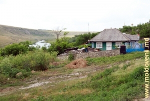 Старые дома в нижней части села Домулджень