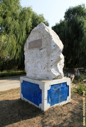 Piatră comemorativă în locul, de unde izvorăşte Răutul, lîngă satul Rediu Mare