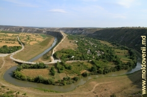 Vedere spre valea rîului, satul Butuceni, Răut şi podul peste el, plan îndepărtat