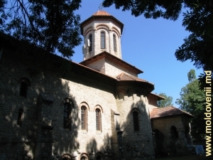 Biserica de la Cuhureşti, vedere dintr-o parte