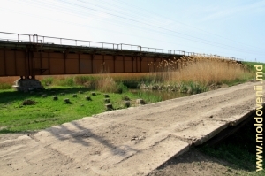Podurile feroviar şi pentru automobile peste Cubolta în apropiere de satul Putineşti