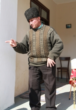 Тудор Беженару на веранде своего дома в Вэленах