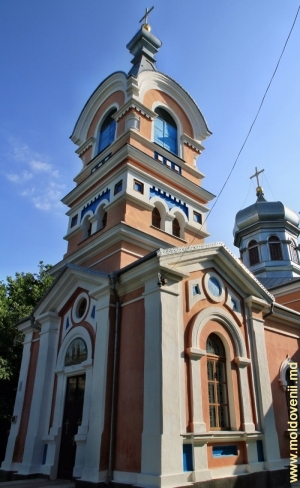 Живописная церковь в центре Каушан