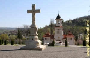 Crucifixul, clopotniţa de deasupra patului şi vederea spre împrejurimile Mănăstirii Curchi, Orhei, 2010