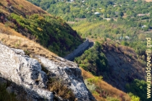 Железная дорога на обрывистом склоне над Наславчей, Окница