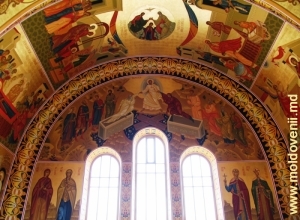 O parte a interiorului Bisericii Sf. Dumitru renovată, Mănăstirea Curchi