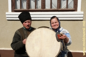 Tudor şi Lidia Bejenaru la fereastra casei sale din Văleni