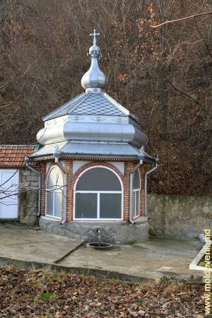 Pavilionul de deasupra unuia dintre izvoarele Mănăstirii Japca