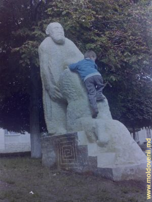 Primul simpozion de sculptură la Ungheni, anul 2000