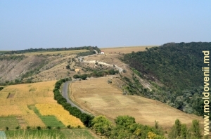 Drumul înspre Orheiul Vechi pe lanţul de stînci, care separă defileul de la Trebujeni şi valea Răutului la Butuceni