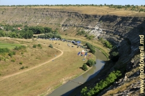 Partea de nord-vest a masivului de stînci deasupra Răutului. Poate fi văzut terenul festivalului Gustar-2 (27-28 august 2011)