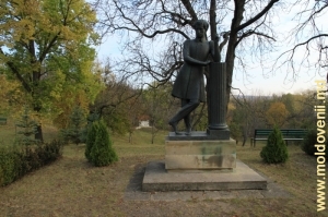 Памятник Пушкину и парк усадьбы Рали осенью