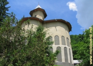 Biserica mănăstirii Sf. Treime, vedere de jos