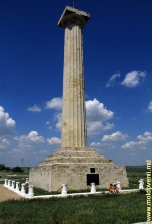Монумент на окраине Вулкэнешт в честь победы над турками в 1770 году в Кагульской битве