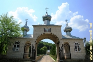 Вход в монастырь Каларашовка