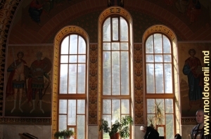 Окна Дмитриевской церкви монастыря Курки, Орхей