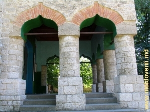 Porticul bisericii de la Cuhureşti, vedere dintr-o parte