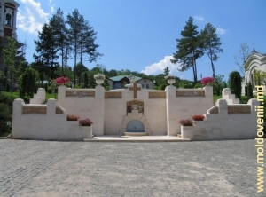 Источник у входа в монастырь Курки, 2009 г.