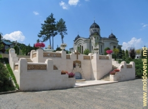 Izvorul de la intrarea în Mănăstirea Curchi. Pe planul doi– Biserica Sf. Dumitru