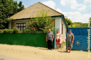 Семья Беженару у ворот собственного дома в Вэленах, осень 2011
