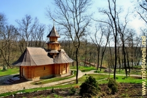Biserica de lemn de pe teritoriul mănăîstirii Maria şi Marta, Aprilie 2011