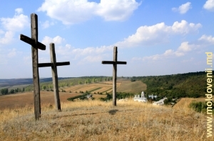 Vedere dinspre crucile din vîrful stîncii „Golgota” spre mănăstirea Dobruşa
