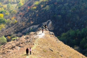 Нижняя вершина хребта в центральной части Циповского ущелья. Осень
