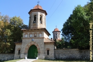 Vederea generală a bisericii de la Cuhureşti