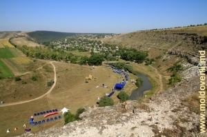 Vedere spre meandrul Răutului şi satul Trebujeni de pe panta sud-vestică
