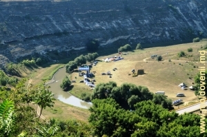 Meandrul Răutului sub masivul de stînci lîngă satul Trebujeni şi locul unde s-a petrecut festivalul Gustar -2 (27-28 august 2011)
