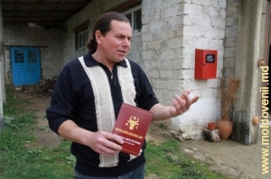 Vasile Goncear în curtea casei sale