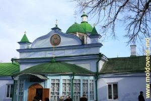 Faţada şi cupola bisericii sf. Arhanghel Mihail (de iarnă)
