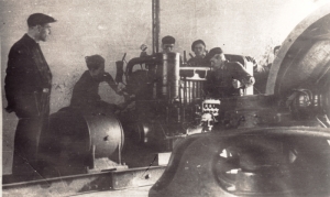Cadrul din filmul "Moldova eliberată", pornirea staţiei electrice din Chişinău, 1944