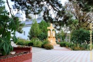 Răstignirea de la intrarea în Mănăstirea Dobruşa, Şoldăneşti
