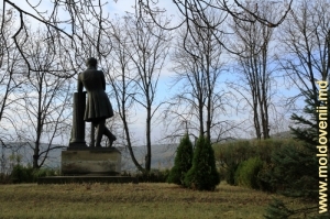 Памятник Пушкину, вид сзади. Осень