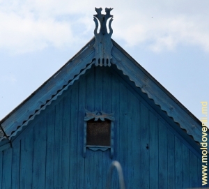 Coama acoperişului casei, satul Zaim, Căuşeni