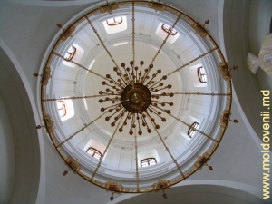 Cupola Bisericii (de vară) Naşterea Maicii Domnului în perioada restaurării, 2009