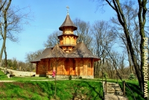Деревянная церковь на территории монастыря Мария и Марта. Апрель 2011