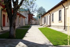 Curtea gospodăriei Mănăstirii Curchi, 2010