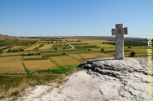 Vedere spre valea Răutului lîngă satul Butuceni de pe lanţul de stînci de lîngă biserica săpată în piatră