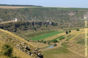 Vedere în direcţia sud-vestică spre valea Răutului lîngă satul Butuceni