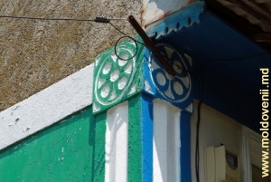 Декоративный элемент на стене старого дома