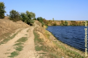 Дорога над водохранилищем вблизи плотины
