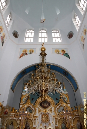 Altarul şi cupola de iluminare a bisericii Mănăstirii Japca