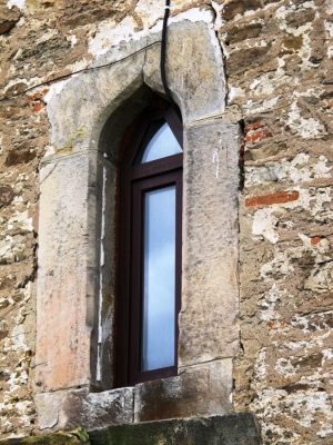 Ancadramentul din piatră a ferestrei de la faţada de sud