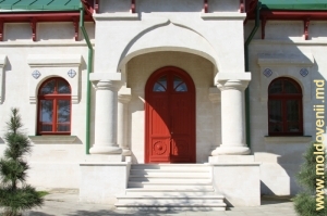 Colonada de deasupra intrării în chilia stareţului Mănăstirii Curchi, Orhei, 2010