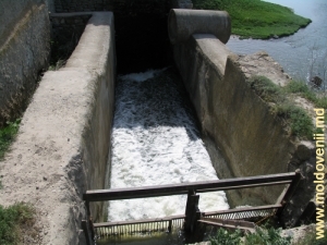 Ecluza, care alimenta moara de apă din satul Putineşti