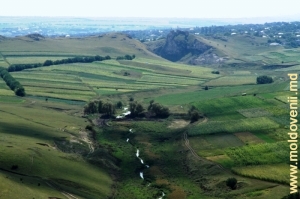 Общий вид долины Лопатника в сторону с. Коржеуць