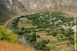 Meandrul Răutului şi o parte a satului Butuceni, vedere de pe panta dreaptă a defileului