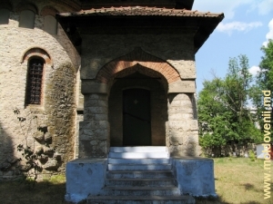 Pridvorul şi intrarea în cavoul bisericii de la Cuhureşti